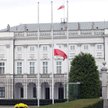 Opuszczona do połowy masztu flaga przed Pałacem Prezydenckim