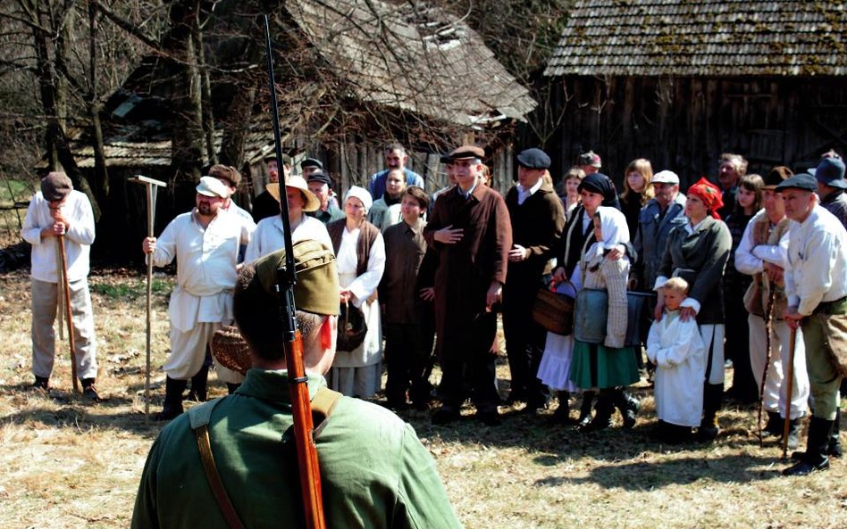 „Przez czerwoną granicę” w reż. Macieja Figurskiego i Krystiana Walczaka powstał na motywach powieśc