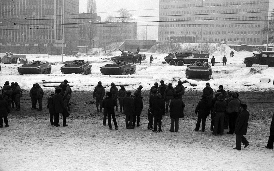 Przed pacyfikacją Stoczni Szczecińskiej im. Adolfa Warskiego w Szczecinie, grudzień 1981