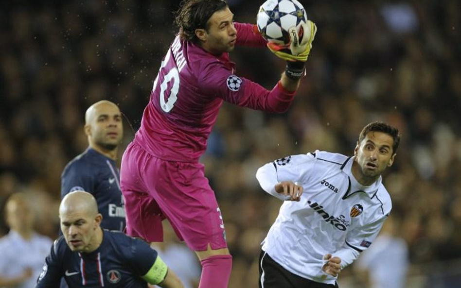 Salvatore Sirigu (w środku)