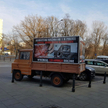 Furgonetka antyaborcyjna przed jednym z warszawskich szpitali
