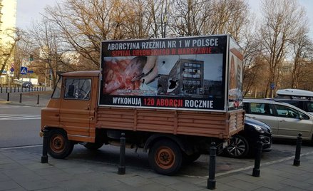 Furgonetka antyaborcyjna przed jednym z warszawskich szpitali