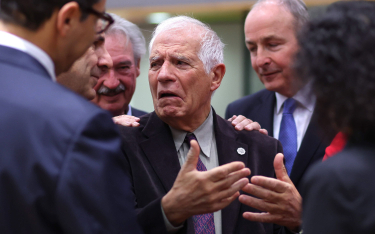 Josep Borrell (w środku) próbuje godzić proizraelskie stanowisko państw Europy Środkowej z propalest