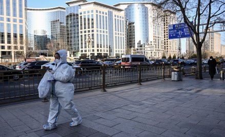 Mieszkanka Pekinu w odzieży ochronnej