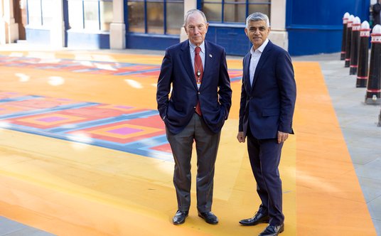 Michael Bloomberg i burmistrz Londynu, Sadiq Khan, na „otwarciu” muralu sfinansowanego przez organiz