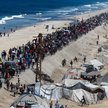 Palestyńczycy, którzy podczas wojny zostali wysiedleni na południe Strefy Gazy, idą wzdłuż drogi na 
