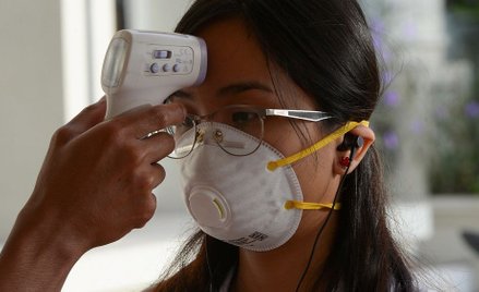 Mierzenie temperatury studentom na uczelni w Manili