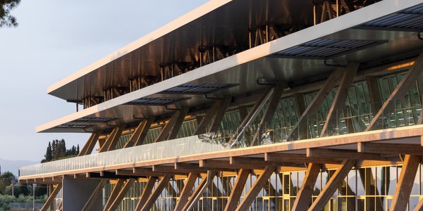 Opuszczona fabryka we Włoszech wśród winnic Toskanii. Nowa siedziba Balenciagi