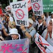 Tłumy protestujące na wyspie Okinawa przeciwko rozmieszczeniu samolotów amerykańskich w miejscowej b