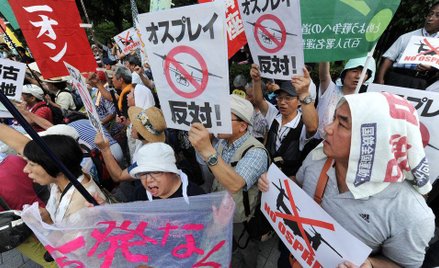 Tłumy protestujące na wyspie Okinawa przeciwko rozmieszczeniu samolotów amerykańskich w miejscowej b