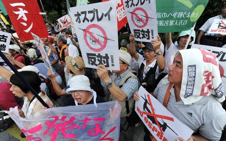 Tłumy protestujące na wyspie Okinawa przeciwko rozmieszczeniu samolotów amerykańskich w miejscowej b