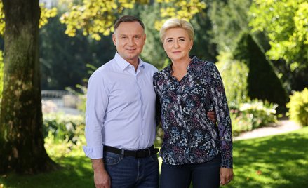 Ruszyła akcja #sadziMY. Prezydencka para sadzi drzewa i karmi łosie