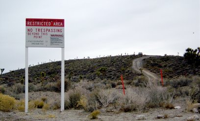 Granica Strefy 51 i znak ostrzegawczy informujący, że „fotografowanie jest zabronione”.