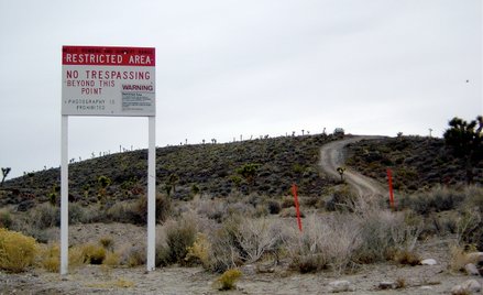 Granica Strefy 51 i znak ostrzegawczy informujący, że „fotografowanie jest zabronione”.