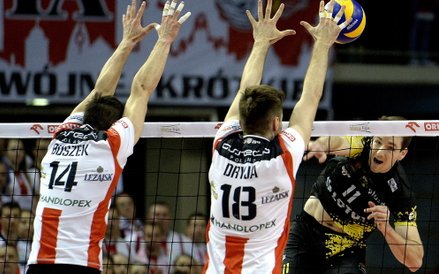 Rafał Buszek (L) i Dawid Dryja (C) blokują po ataku Murphy'ego Troy'a (P) z Lotosu Trefl Gdańsk.