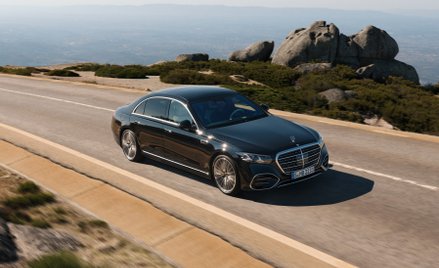 Silnik V8 podkreśla, że Mercedes S wciąż ma być symbolem luksusu i samochodem dla tych, którzy… wszy