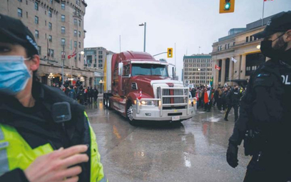 Protesty kierowców ciężarówek w Ottawie, nazywane Konwojem Wolności, poważnie zaniepokoiły rząd. Cho