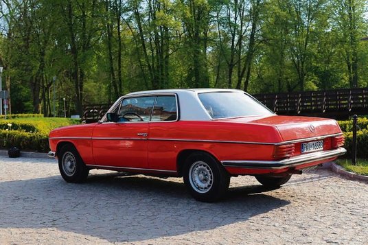 Ta seria zwana była w Polsce przejściówką lub puchaczem. Klasyczny już Mercedes 250C Coupé budzi do 