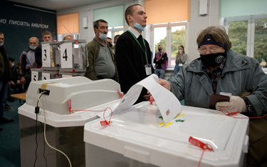Członek komisji wyborczej zabrał karty do głosowania. „Naruszenie proceduralne”