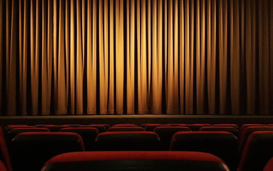 Teatry powstają jak Feniks z popiołów