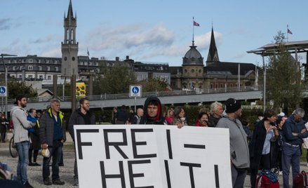 Epidemia: Tysiące Niemców protestowało przeciwko obostrzeniom