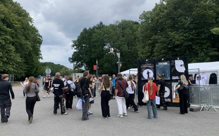 Duża kolejka fanów ustawiająca się do stoiska z gadżetami artysty