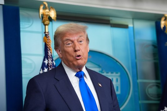 Amerykański prezydent Donald Trump, co prawda zbombardował obiekty nuklearne w Iranie, ale wykorzyst