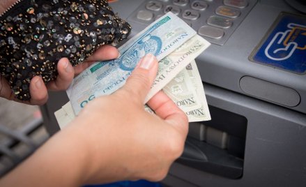 Coraz niższe limity wypłat w bankomatach. Polacy odcinani od gotówki