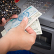 Coraz niższe limity wypłat w bankomatach. Polacy odcinani od gotówki