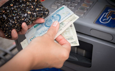 Coraz niższe limity wypłat w bankomatach. Polacy odcinani od gotówki