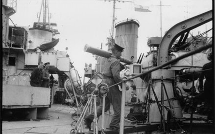 Przenoszenie amunicji z ORP „Piorun” na ORP „Błyskawica”. Oba okręty w składzie zespołu „Force 23” o