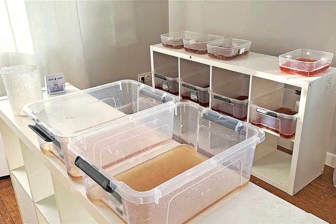 Część narkotyków znajdowała się w fazie końcowej obróbki, co świadczy o tym, że produkcja odbywała s