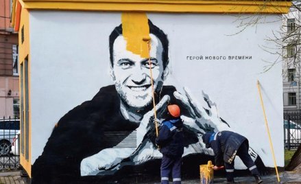 Władze starają się zniszczyć wszelkie ślady po Aleksieju Nawalnym. Na zdjęciu z kwietnia zamalowywan