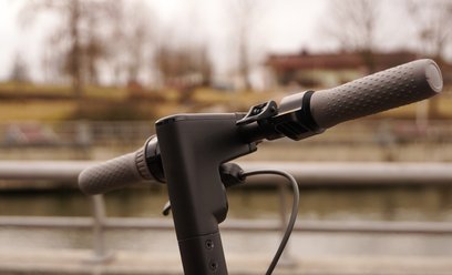 Nie żyje nastolatek na hulajnodze. W wypadku uczestniczył nieoznakowany radiowóz