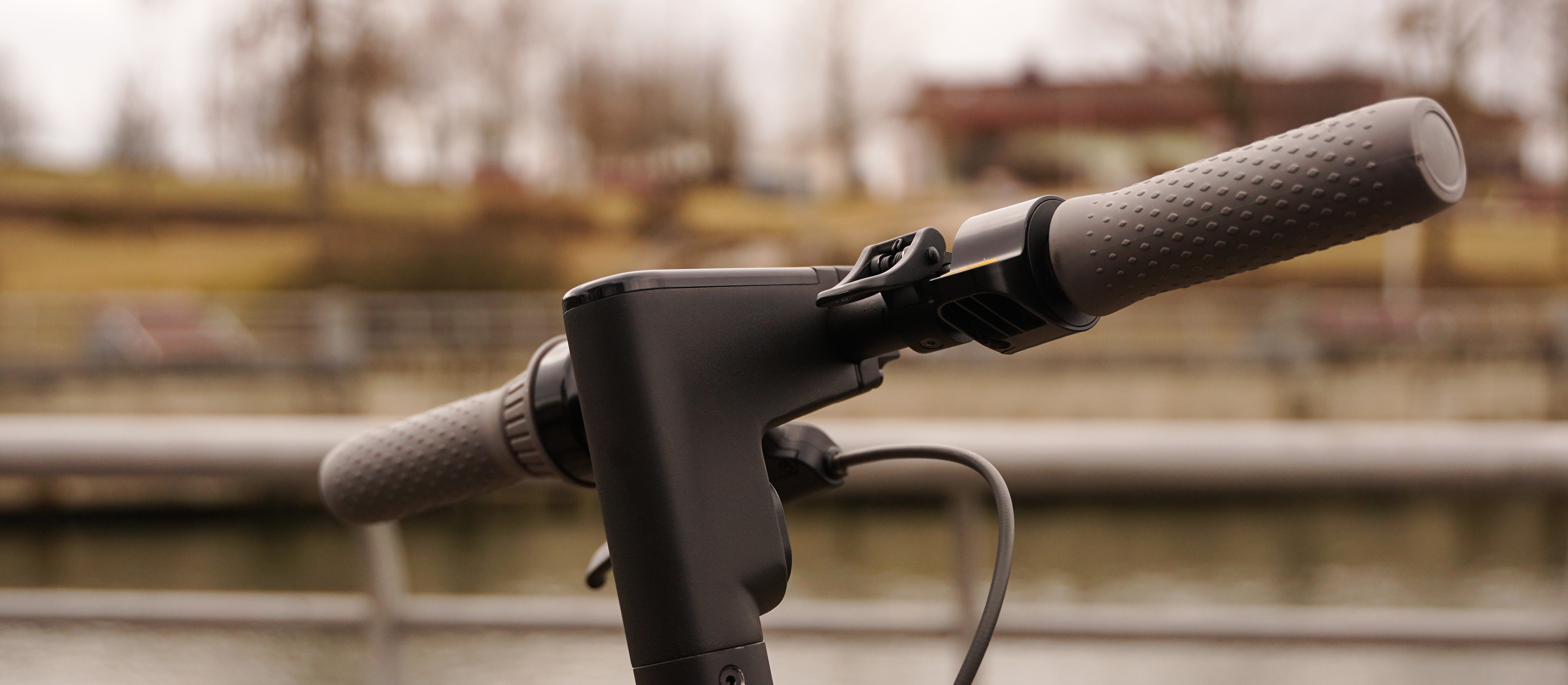 Nie żyje nastolatek na hulajnodze. W wypadku uczestniczył nieoznakowany radiowóz