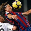 Zlatan Ibrahimović (walczy o piłkę z Xabim Alonso) przychodził  do Barcelony z Interu z opinią piłka