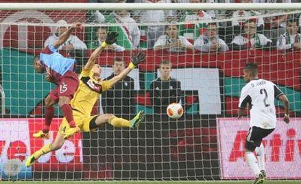 Interweniujący bramkarz Legii Wojciech Skaba puszcza pierwszego gola obok atakującego Florenta Malou