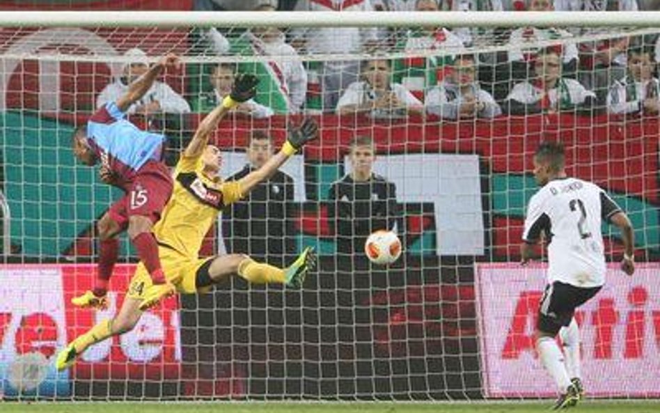 Interweniujący bramkarz Legii Wojciech Skaba puszcza pierwszego gola obok atakującego Florenta Malou