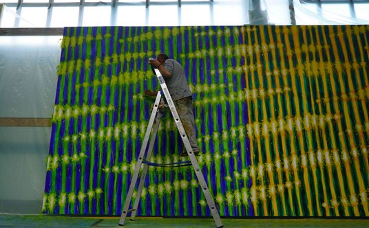 Leon Tarasewicz pracuje nad swoją najnowszą pracą