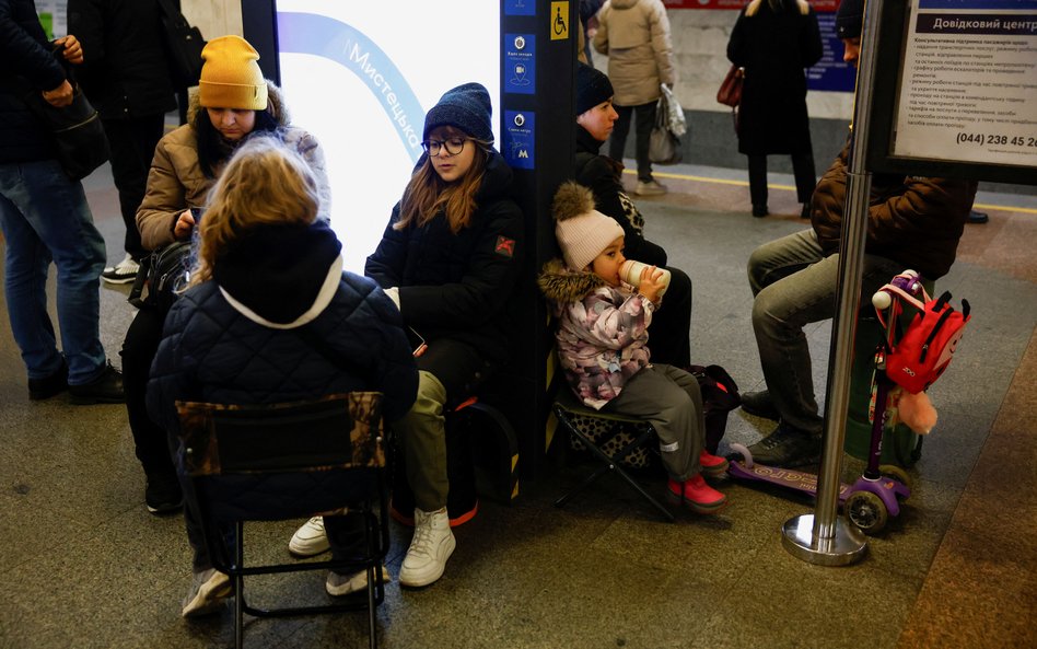 Mieszkańcy Kijowa chronią się w metrze w czasie alarmu powietrznego