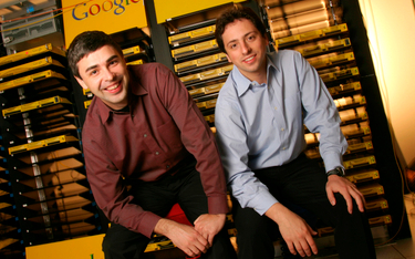 Amerykanin Lawrence E. Page i Rosjanin Sergey Brin, założyciele Google’a, pozują w serwerowni firmy 