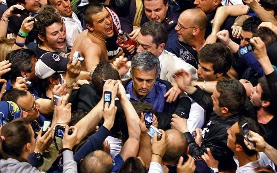 Wodzu, prowadź na Madryt. Jose Mourinho wśród fanów Interu, którzy witali wracającą drużynę na lotni