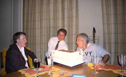 Były komisarz UE i brytyjski ambasador w USA Peter Mandelson (z lewej) na kameralnym spotkaniu z Jef