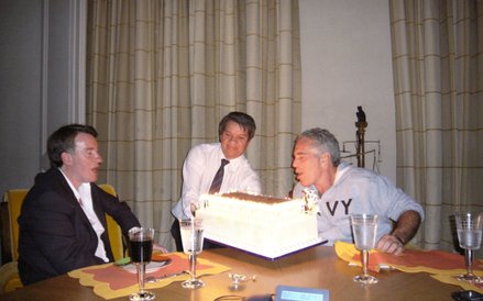 Były komisarz UE i brytyjski ambasador w USA Peter Mandelson (z lewej) na kameralnym spotkaniu z Jef