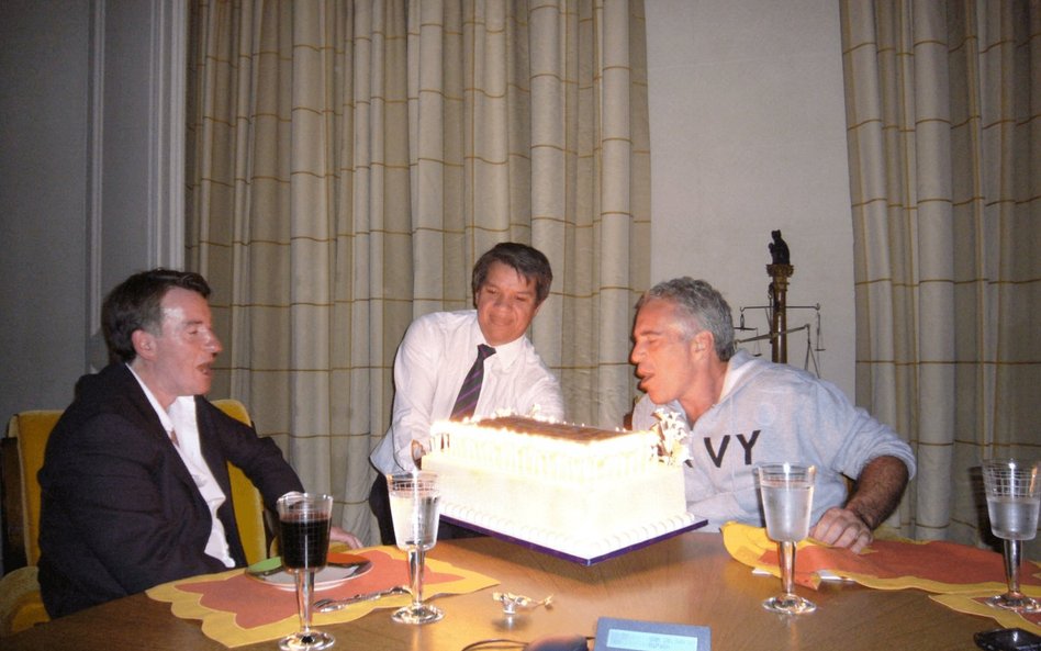 Były komisarz UE i brytyjski ambasador w USA Peter Mandelson (z lewej) na kameralnym spotkaniu z Jef