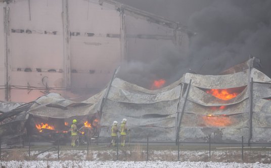Strażacy walczą z pożarem w Ołtarzewie