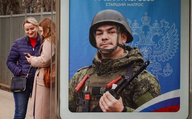 Rosyjski plakat propagandowy na przystanku w Moskwie