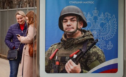 Rosyjski plakat propagandowy na przystanku w Moskwie