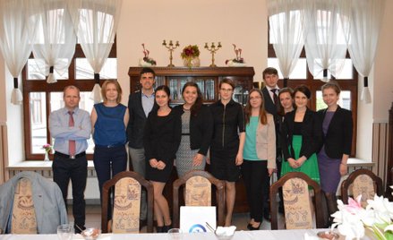 dr hab. Filip Chybalski, dr inż. Edyta Marcinkiewicz i studenci uczestniczący w debacie oksfordzkiej