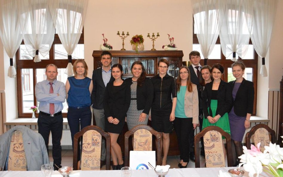 dr hab. Filip Chybalski, dr inż. Edyta Marcinkiewicz i studenci uczestniczący w debacie oksfordzkiej